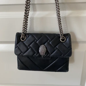 Kurt geiger väska! - Sjukt snygg basic väska som funkar till allt! Ganska väl använd där av priset!💘 köpt för ca 1800kr! Är ute efter direktköp så här gärna av er snabbt! Direktköp 700kr!