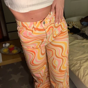 färgglada jeans - jättesnygga färgglada jeans som sitter skitbra! tyvärr inte använda någon gång då jag inte fått chansen 