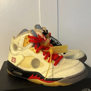 Jordan 5 off-white (sail) - Jag säljer dessa sjukt snygga jordans då jag har växt ur dem, dem är använda ett dp tal gånger och är i sjukt bra skick, var inte blyg och fråga om mer bilder😃