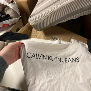 Calvin Klein t-shirt  - Fin t-shirt från Calvin Klein, den är knappt använd då den är för stor på mig som har s/ M, den passar lätt någon med L 🌸