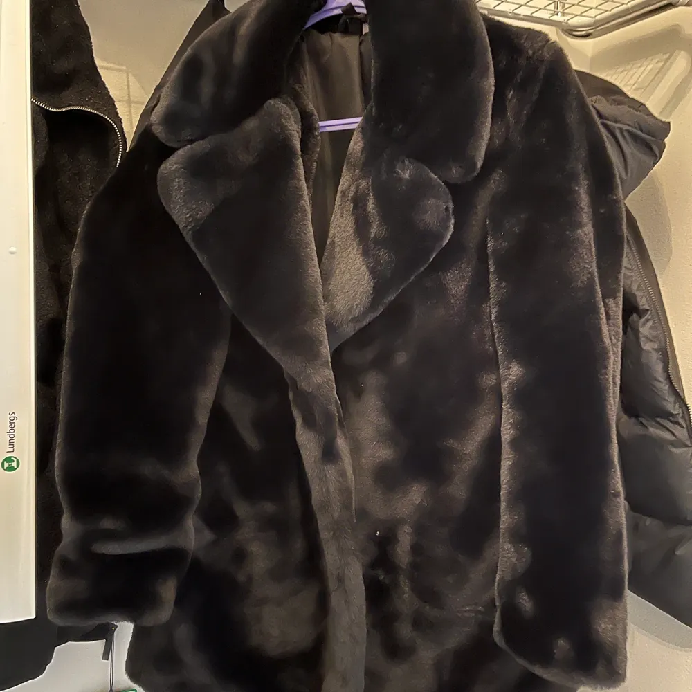 En fluffig faux fur kappa från H&M i storlek XS men passar också en S då den är lite större i storleken. . Jackor.
