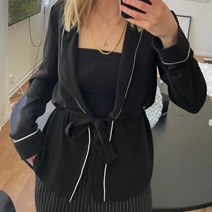 Kofta/ overshirt - En kofta som liknar en kavaj fast i mjukare material. Använd max 3 gånger, i nyskick. 