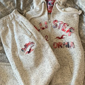 Mjukisset från hollister💕 - Mjukisset från hollister, super skönt och i fint skick..💕(hund finns i hemmet).