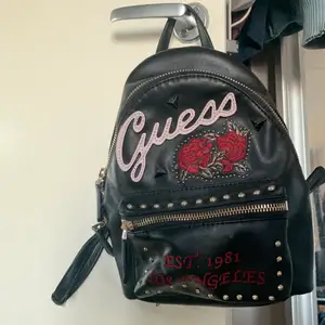 En svart guess ryggsäck , skit cool med nitar och stickers, köpt för några år sedan använde inte längere. DEN ÄR ÄKTA  Skriv för frågor eller mera bilder 💗 pris kan diskuteras ☺️