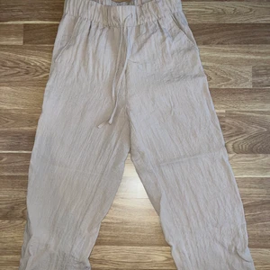 Linnebyxor - Ett par trendiga ljus beiga linnebyxor från HM i storlek S. Köpta förra året och är knappt använda. Inga defekter eller annat liknanden på byxorna. Säljer byxorna eftersom de inte kommer till användning. Kan mötas upp eller så står köparen för frakten, pris går även att diskuteras.