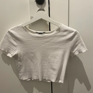 Zara t-shirt - Har en likadan svart som vit! Man kan köpa de separat eller som ett paket det spelar ingen roll. 1tröja = 20kr + frakt 2tröjor30kr+frakt. Tröjorna är i nyskick men den vita har två små fläckar som jag aldrig tidigare märkt förenas jag tog bilden så de är inte märkvärdiga. 