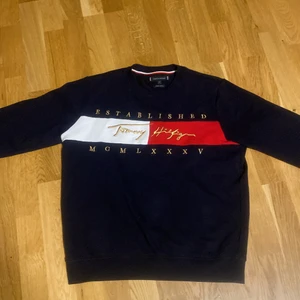 Tommy Hilfinger - Säljer nu min Tommy Hilfinger tröja 😃 skick 9-10, nypris:1600😃 Skriv gärna för mer frågor 🙏