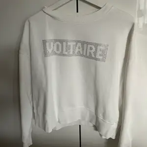 Säljer min zadig Voltaire tröja som inte kommer till användning och knappt används. Tar emot bud från 700, köpt direkt för 1000, nypris 170€ så cirka 1900kr 
