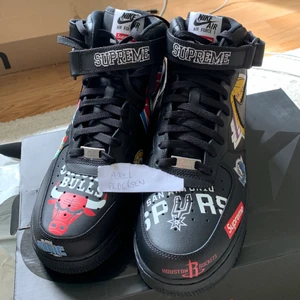 Nike x Supreme x NBA svarta Air Force - Helt oanvända. skick 10/10. kostar 2800kr på resell sidan StockX så priset är betydligt under marknadsvärdet 
