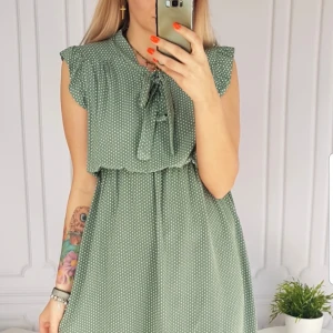 Sommarklänning s.36-40, helt ny, grön - Säljer helt ny sommarklänning som passar storlek 36-40. De är resterna efter min webb butiken stängdes. Fint skick, helt ny och kvalitet (100% viskos). 