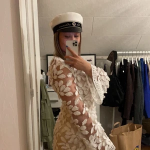 Vit klänning - Såå fin klänning men kände inte att de var jag, inga defekter och den är som ny. Nypris på Asos 800. Säljer för 250💞