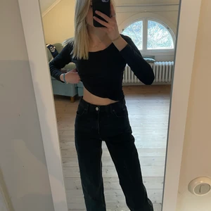 Svarta Zara jeans - Ett par svarta jeans från Zara i strl 34. Jeansen är åt det lite mer baggy hållet och går rakt ner från låren. Längst ner är det stripiga kanter istället för sydda och de passar mig som är 175.