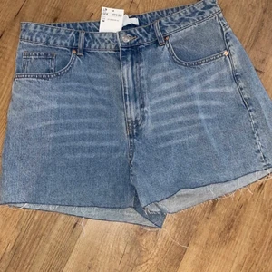 Shorts - Oanvända shorts från H&M, storlek 42.