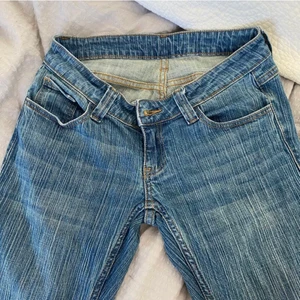 Brandy Melville - Bud på 529! Snygga jeans från brandy Melville i ny skick. As snygga och as bekväma. Köpta för 566 här på Plick 