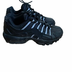 Nike air Max 95 NDSTRKT  - Nike Air Max 95 NDSTRKT. Slutsålda på nätet, dom är jättebra skick då jag använt de cirka 5 gånger! Säljer dom pga dom är för små för mig. Digitalt kvitto finns och tags. Storlek 44. Köpta för 1800 så säljer den till ett väldigt bra pris