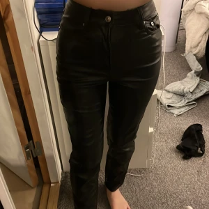 Läder byxor  - Ett par läder byxor i storlek 34. Aldrig använda och finns prislapp kvar.