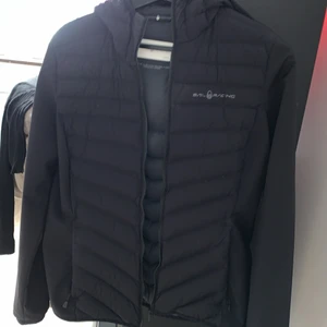 Sail racing jacka - Jacka från Sail Racing. Köpt för 4000 och endast använd 4 gånger. Finns fickor med dragkedja.