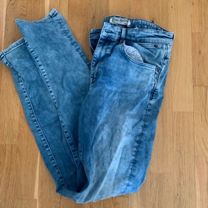 Jeans  - Snygga jeans i bra skick. Köparen står för frakt. 