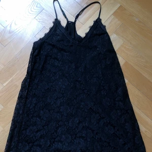 Kort svart klänning - Köpt på en secondhandbutik i Göteborg, använd väldigt få gånger 