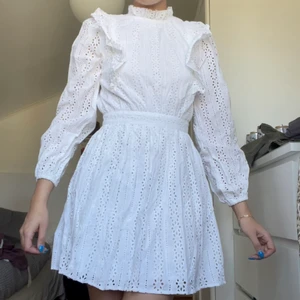 Studentklänning  - Säljer min studentklänning från NA-KD som är öppen i ryggen. Den har en dragkedja på sidan och skaver ingenting utan är väldigt skön att ha på sig! Köparen står för frakten💕