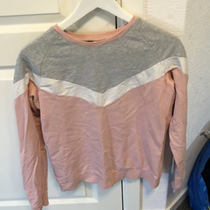 Tröja i 3 färger - En tröja från Lindex. Den är i bra skick och inte använd så mycket. Frakt tillkommer 