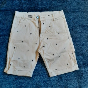 Sweet sktbs shorts - Beiga Sweet sktbs shorts med mönster i form av palmer. Inga tecken på slitage. Om du har frågor eller vill ha andra bilder är det bara att fråga.