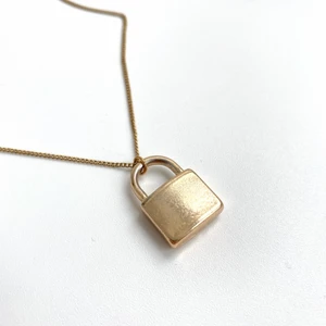 Guldigt halsband lås - Guldfärgat halsband med lås🤍