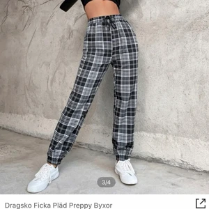 Rutiga pyjamasbyxor🤍  - Rutiga pyjamas byxor i jätteskönt material. Nyskick, använda ca 3 gånger. Säljer då jag har två likadana.Skriv privat för egna bilder.