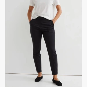 H&M Slack Kostmybyxor strl 36 - Första bilden lånad från H&Ms hemsida, kostymbyxor från H&M i modellen Slack. Fint skick