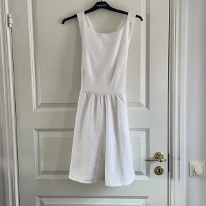 student/skolavslutnings klänning  - Vit klänning med korsad rygg från bikbok. Använd enstaka gånger. 