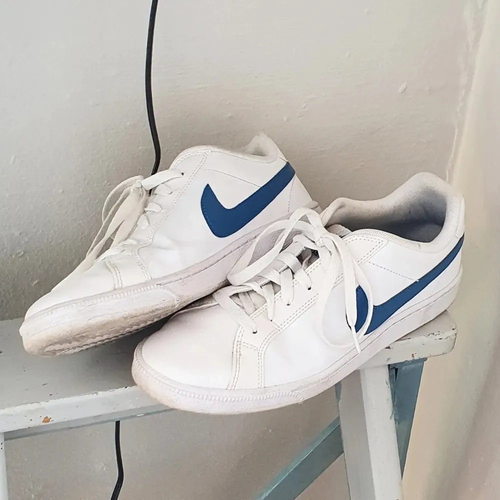 Ett par vita och blåa vintage Nike-skor i storlek 41 men lite för små på mig så tror att de snarare är 40! De är använda men fortfarande väldigt vita och fina på utsidan :) . Skor.