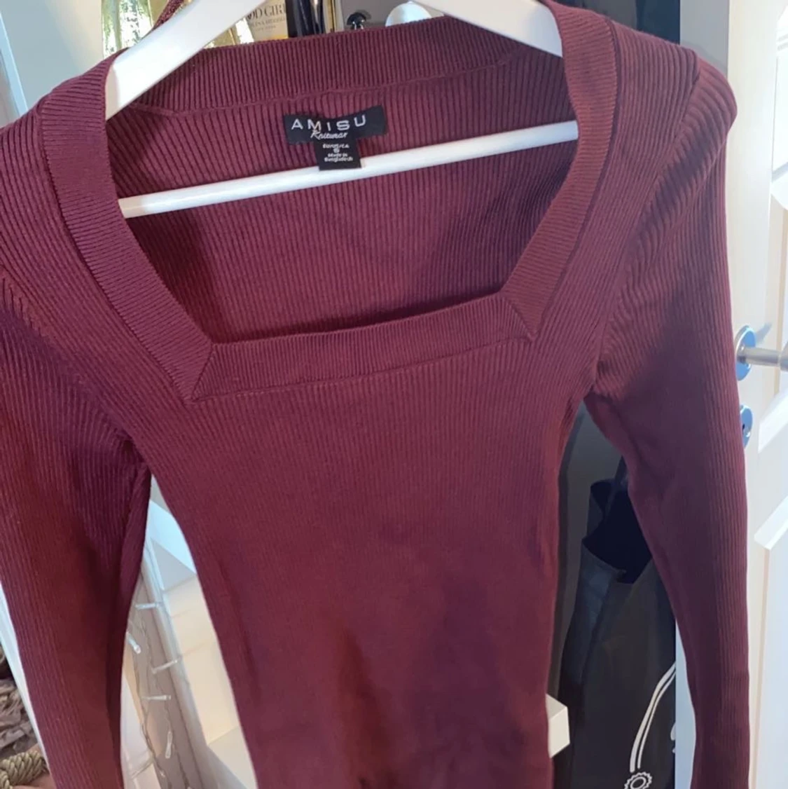 Lila top med fyrkantig urringning 