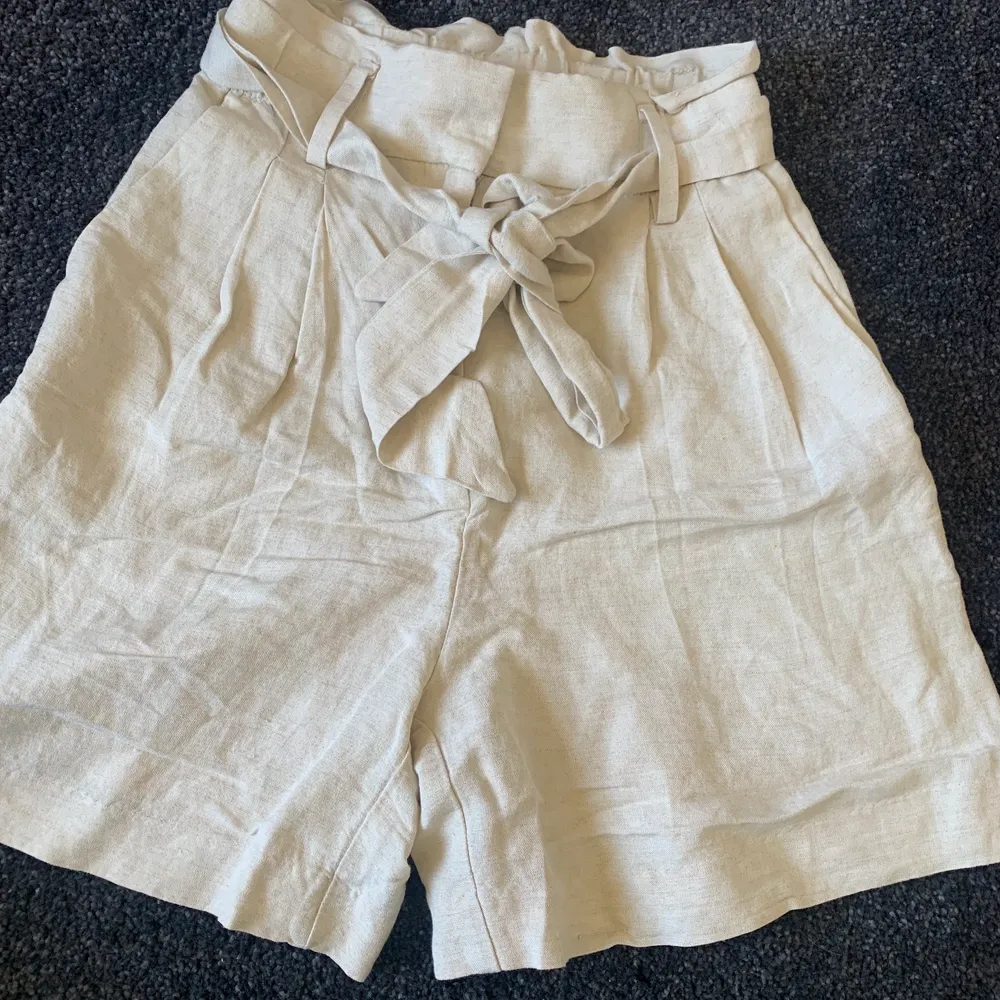 Linné shorts från hm, använda fåtal gånger💓 säljs pga för små . Shorts.