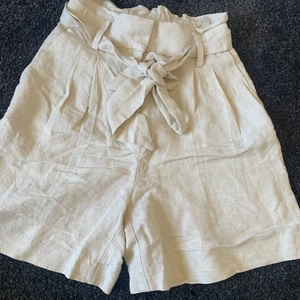 Linné shorts  - Linné shorts från hm, använda fåtal gånger💓 säljs pga för små 