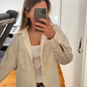 Beige linneskjorta/ manschetter skjorta  - Jättefin beige linneskjorta