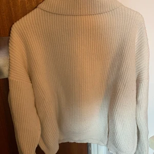 Stickad vit tröja - Säljer denna stickade polotröja från Gina tricot! Superfin och jätteskön! 