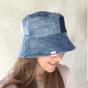 Denim bucket hat - Bucket hat sydd av mig från gamla jeans. One of a kind. Storlek 61cm omkrets. Hör av dig om du vill ha en custom made hatt i din storlek. Har fler gamla jeans att slakta. 😁👖🪡🦋