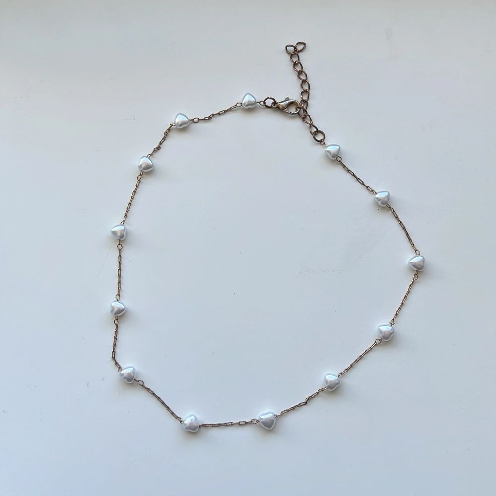 Halsband med vita pärlhjärtan.                                    Använt lite gran men inte så mycket, ganska bra skick, vet inte vart den är ifrån fick den i födelsedagspresent                                                     30kr + frakt . Accessoarer.