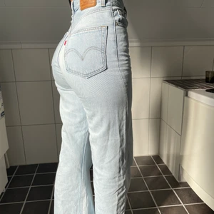Levisjeans - Säljer ett par ljusblå levisjeans, långa i benen. Orginalpris 1150kr men säljer för 400kr (buda!) strl 24 men passar även mig som har ca 25/ibland 26. 