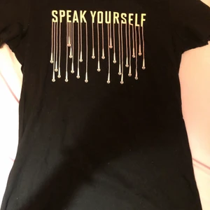 BTS official concert T-shirt - Bts speak yourself tshirt från deras concert. Prövat en gång. Kommer med mycket freebies :3 
