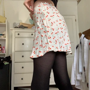 Kjol från zara💓 - En superfin och somrig kjol ifrån Zara. Säljer för den har blivit för liten men den är aldrig använd. Såå fin och mjukt material med små fina körsbär💓