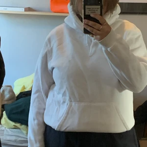 Härlig vit hoodie! - En superhärlig vit hoodie som söker nytt hem. Knappt använd och i super skick. Säljs då den inte kommer till användning. Frakt tillkommer. 