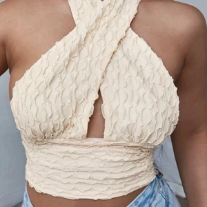 Vit topp - En fin topp som funkar till fest och mycket mer, oanvänd då den var för liten för mig