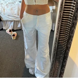 Linnebyxor❣️ - Jätte fina vita linnebyxor jag köpt här på plick. Säljer pågrund  av att det är för små för mig. Byxorna är i storlek 34 och sitter som xs/s. Det är i nyskick och bara testade en gång. Priset kan diskuteras med snabbt köp❣️❣️