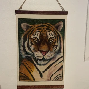 Tygtavla  - Tyg som hänger skitsnyggt med två träramar 🦁🦁🦁