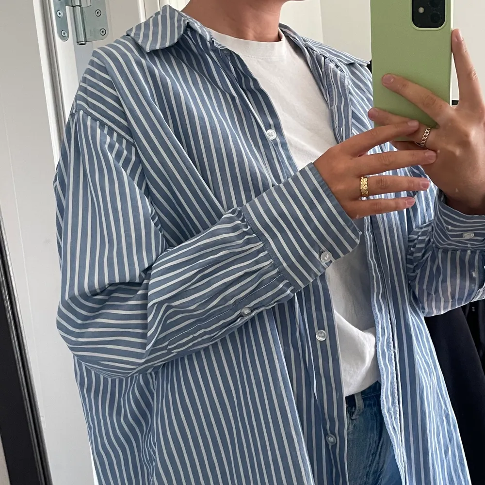 Så fin skjorta från Weekday. Oversized modell❤️. Skjortor.