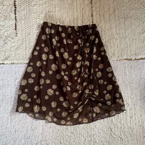 Intressekoll på min älskade pull and bear kjol, köpte den för 199kr. Den är bra skick bara använt fåtal gånger.✨🌿🌸 finns inte kvar hos pull & bear✨❤️