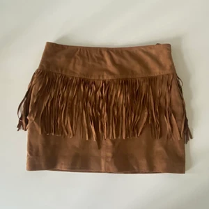 Kjol - Snygg genuine lether kjol får mango i jätte bra skick. Köpte den i fel storlek och har tappat bort kvittot. Den är storlek 34. Säljer för 70k, köparen står för frakten 🤍⚡️🎸