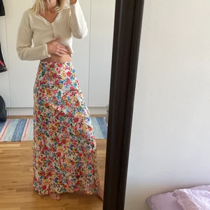 Fin och elegant sommarkjol  - Otroligt fin kjol som är lång, jag är 176 och den är perfekt längd på mig. Säljer pga att den aldrig kommer till användning. Köpt på ASOS för några år sedan. Stl xs men mer som en S.