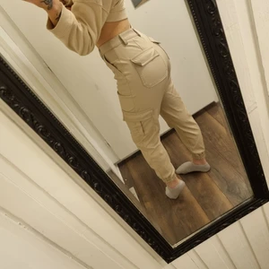 Cargo pants - Beiga cargo pants storlek S, lite korta på mig som är 170.
